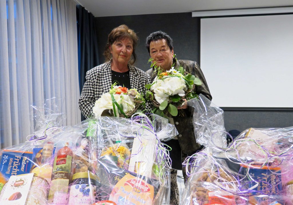 Blumen und Präsente gab es für die verdienstvollen Gründungsmitglieder Gisela Reinhardt (re.) und Marion Abraham-Etzold, die sich nach über 20 Jahren aus dem Verein verabschiedeten.